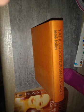 Livre y a t il un docteur dans la salle