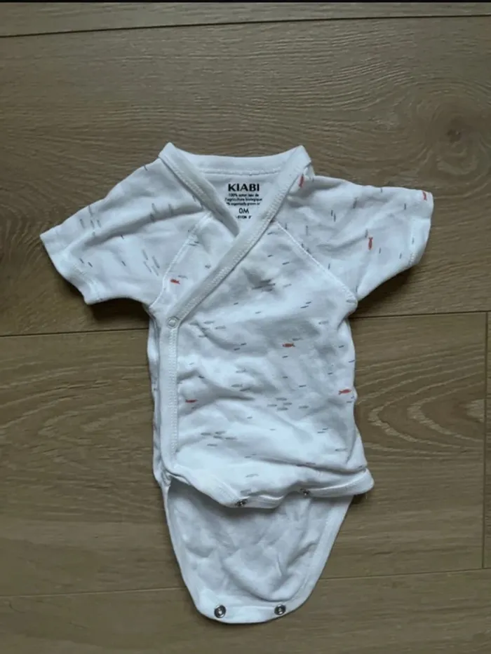 Lot de bodies Kiabi taille 0 - photo numéro 3