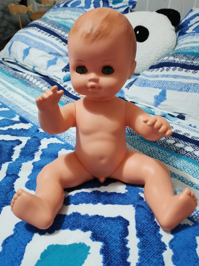 Authentique Poupon Baigneur ancien, Vintage, numéroté, de l'année 1977, aux yeux bleus dormeurs, de fabrication italienne. En très très bon état.