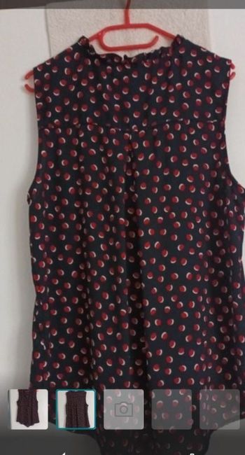 Blouse sans manches sur fond bleu marine