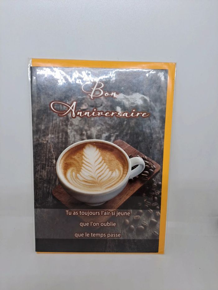 Carte postale avec son enveloppe.
11,5x17cm.
NEUVE. Café bon anniversaire