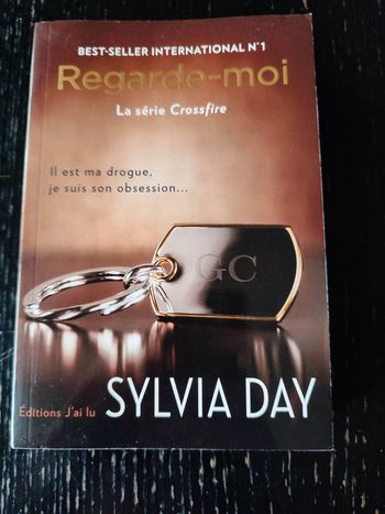 Livre Regarde moi