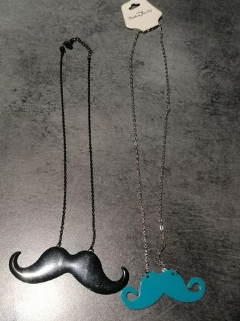 2 colliers Moustache