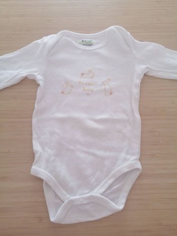 Body manches longues 3 mois 62cm Kiabi. Très bon état.