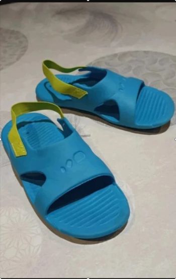 Sandales claquettes Piscine Enfant SLAP 100 BASIC Bleu pointure 30-31 Très bon état·Decathlon