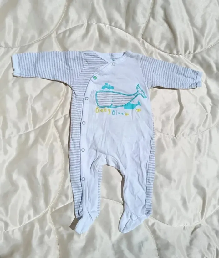 Pyjama blanc rayé gris baleine 1 mois In extenso 56 cm