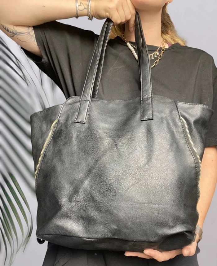 Sac noir cuir synthétique avec clous dorés très bon état - photo numéro 3