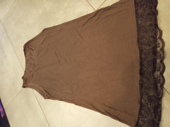 fond de robe marron et dentelle en très bon état - photo numéro 3