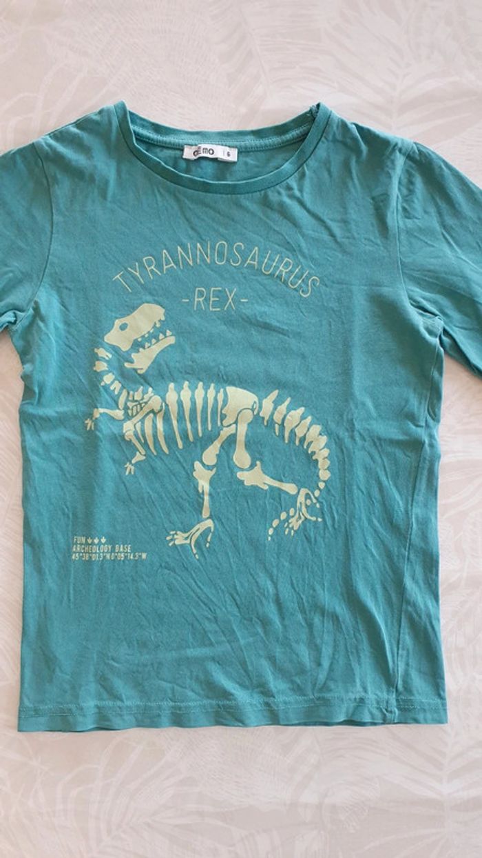 Tee-shirt à motif de dinosaure phosphorescent en taille 6 ans - photo numéro 2