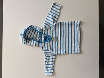 T-shirt bleu et blanc à capuche 3 mois