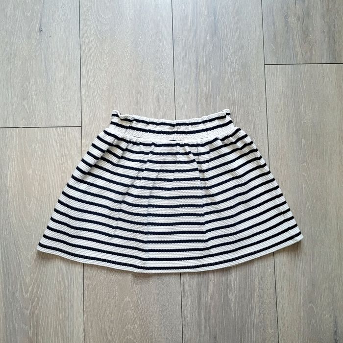 Tres jolie jupe blanc et noir. Fille 8 ans. Marque Kiabi