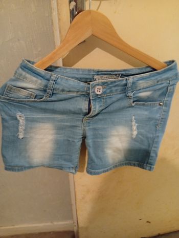 Short en jeans troué t38 
