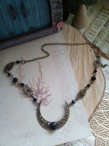 Chaîne headband lune filigranée