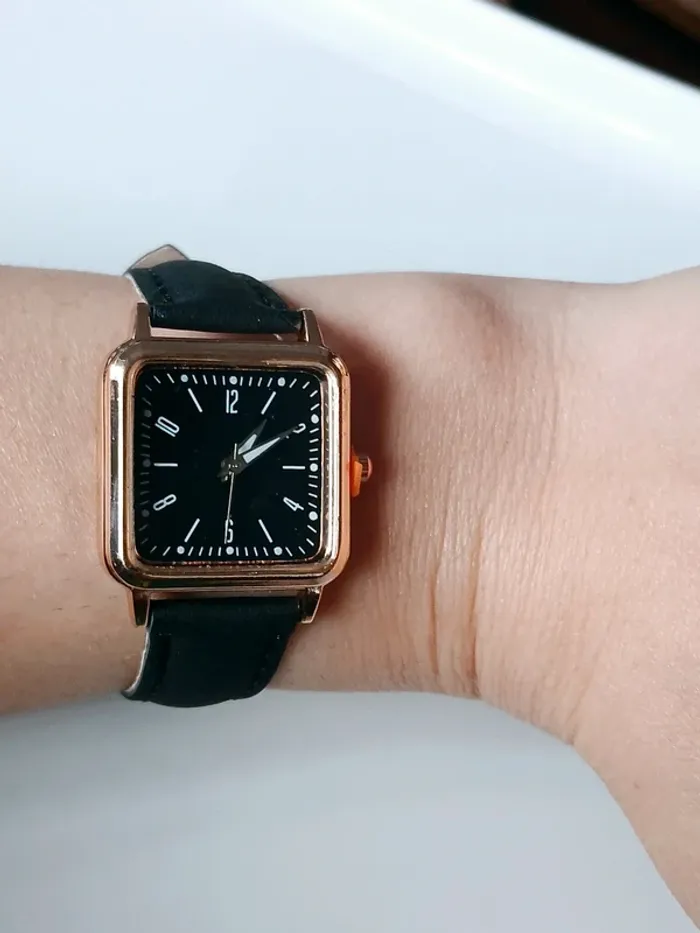 Montre carrée chic bracelet noir – design épuré très tendance