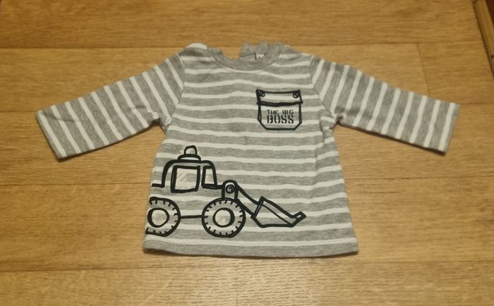 haut manches longues gris et blanc à rayure imprimé tracteur taille 3 mois
