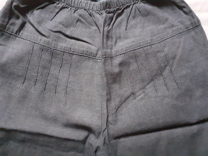 Pantalon gris motif rouge au bas du pantalon - photo numéro 3