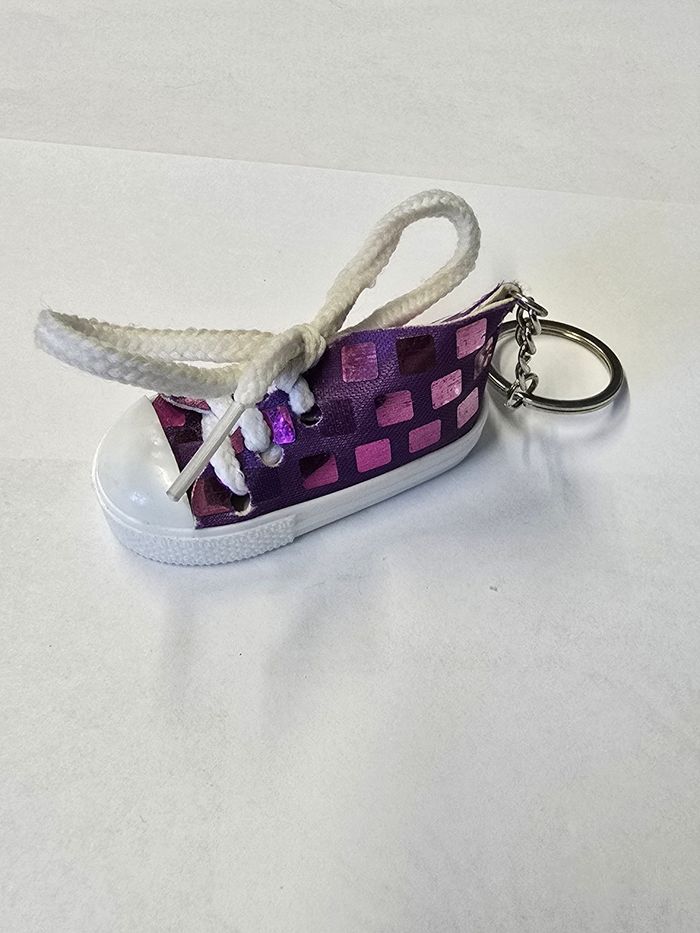 Porte clés chaussures violette