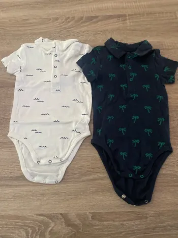 Lot 2 bodys manches courtes 36 mois