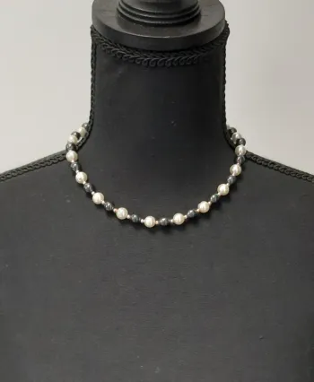 Très beau collier vintage en perles d'hematite noires, perles blanches et perles dorées LMJ