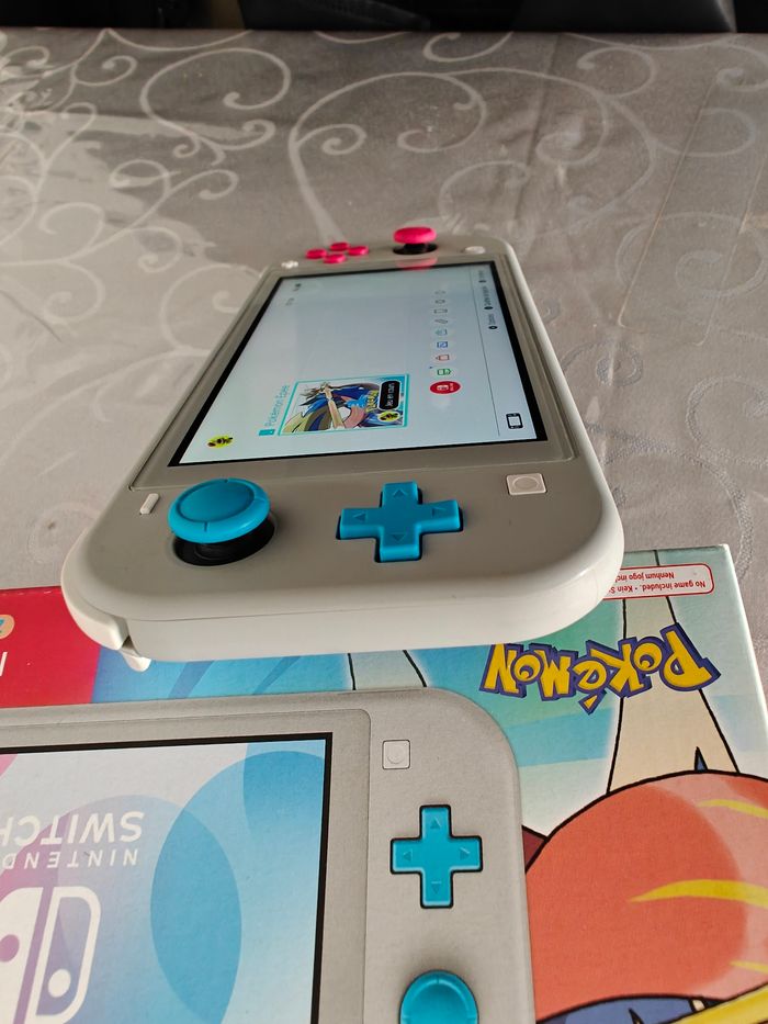 Nintendo Switch lite édition limitée pokemon + jeu pokémon épée - photo numéro 8