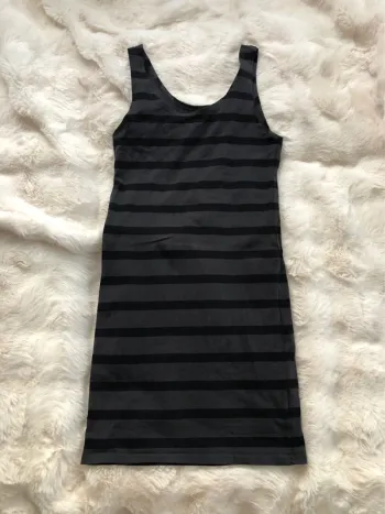 Petite robe moulante d’été rayée noire/grise