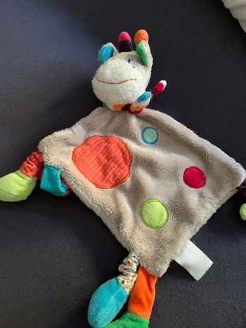 Doudou multicolore marque Avda