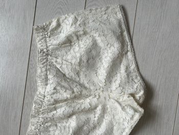 Short Etam en dentelle crème et noeud ainsi que de l’elasthanne à la ceinture
