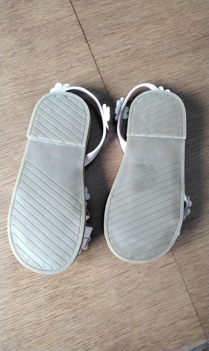 Sandale  ,beige  ,motif  de  fleurs  ,pointure  27 - photo numéro 3