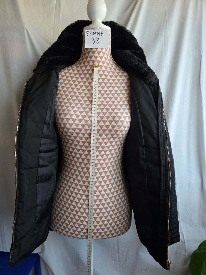 Doudoune, noir a zip doré , 2 poches devant, col moumoute, en très bon état, en polyester, largeur d'épaule 41cm, largeur sous bras 52cm, longueur 60cm, marque In Extenso =8€ - photo numéro 4