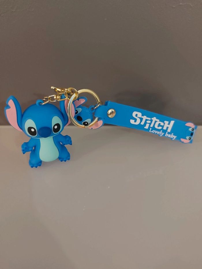 Stitch porte clé neuf - bleu