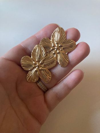 Boucles d’oreilles NEUVES pour femme forme de fleurs couleur doré