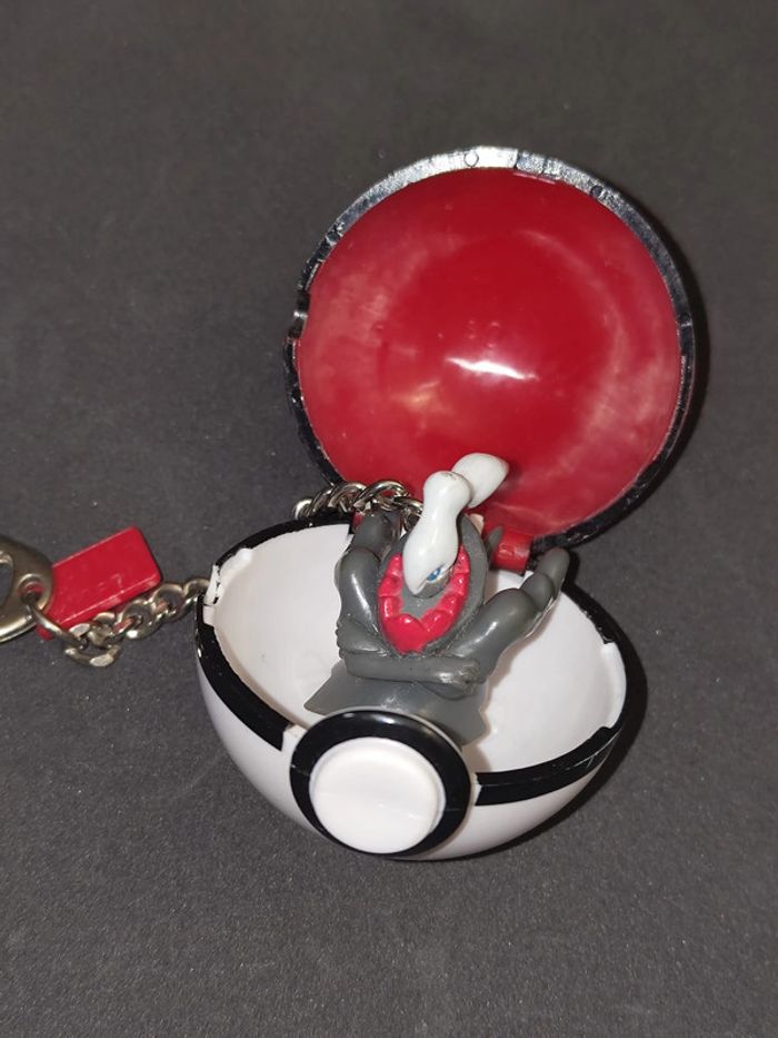Porte-clés Pokéball avec figurine Darkrai – Pokémon