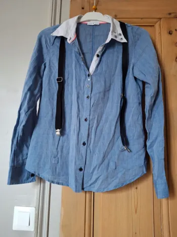 Chemise bleu avec boutons fantaisistes et bretelles