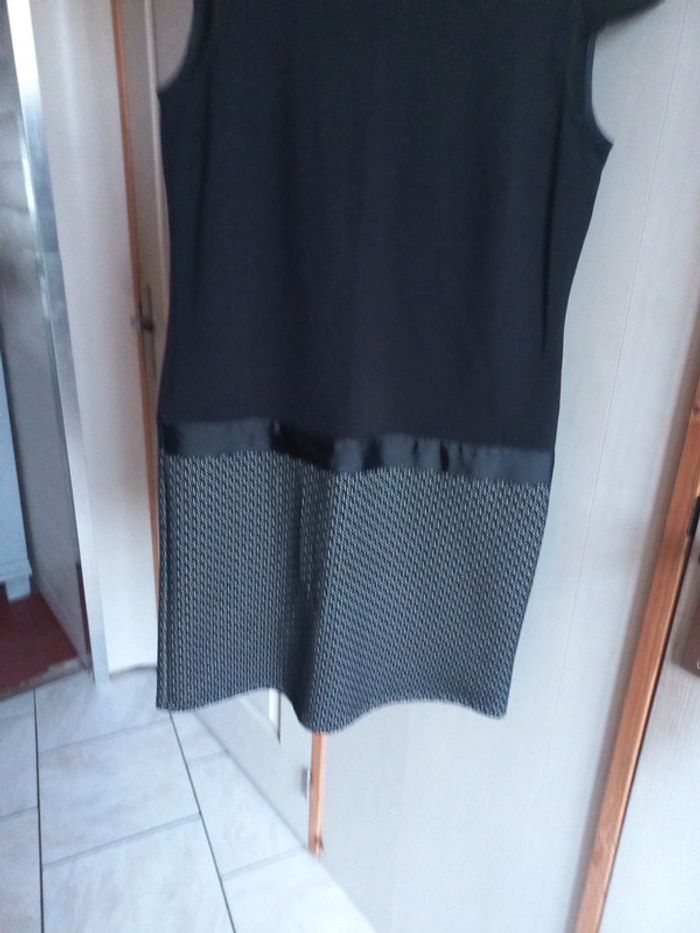 Robe noire et blanche - photo numéro 2