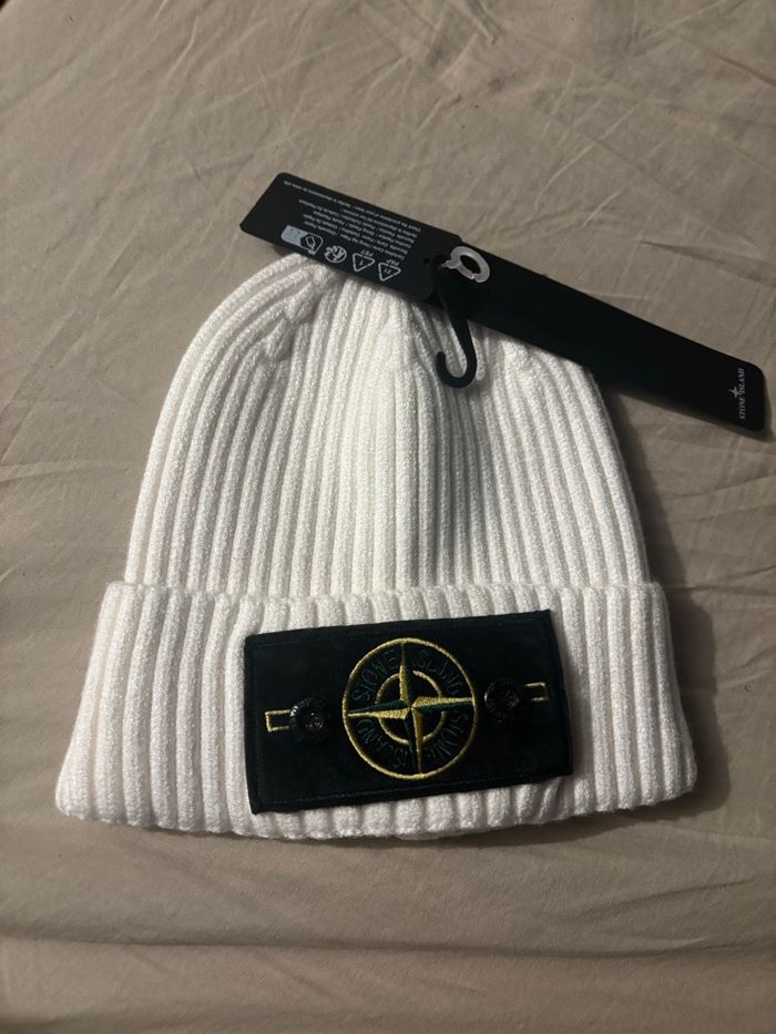 Bonnet blanc neuf avec étiquette