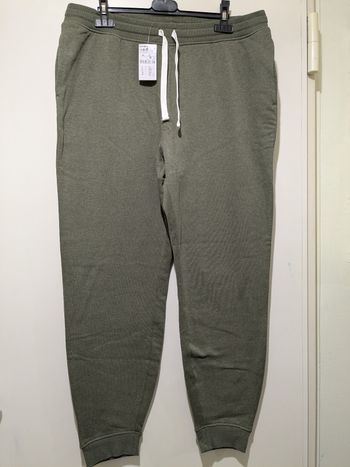 Pantalon jogging molleton homme Kiabi vert kaki. Taille XL