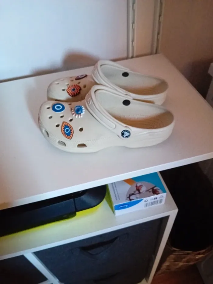 Crocs beige avec pins 38/39 - photo numéro 3