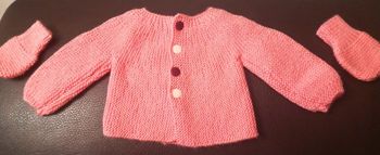 Gilet et moufles fait main 3 mois