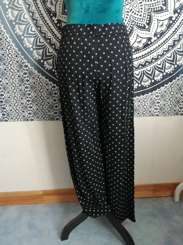 Pantalon noir fluide large à motifs géométriques à poches élastique à la taille / up 2 fashion / (M) - photo numéro 5