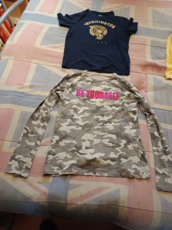 Lot de 4 t-shirt contenant trois t-shirt de la marque Kiabi et un t-shirt de marque Chris market kaaris