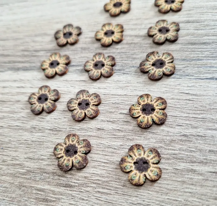 Lot de 13 boutons fleurs en bois - photo numéro 2