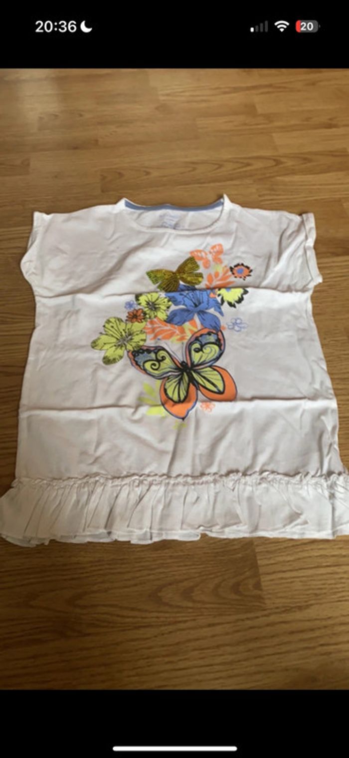 T-shirt blanc avec fleurs et papillon 12 ans