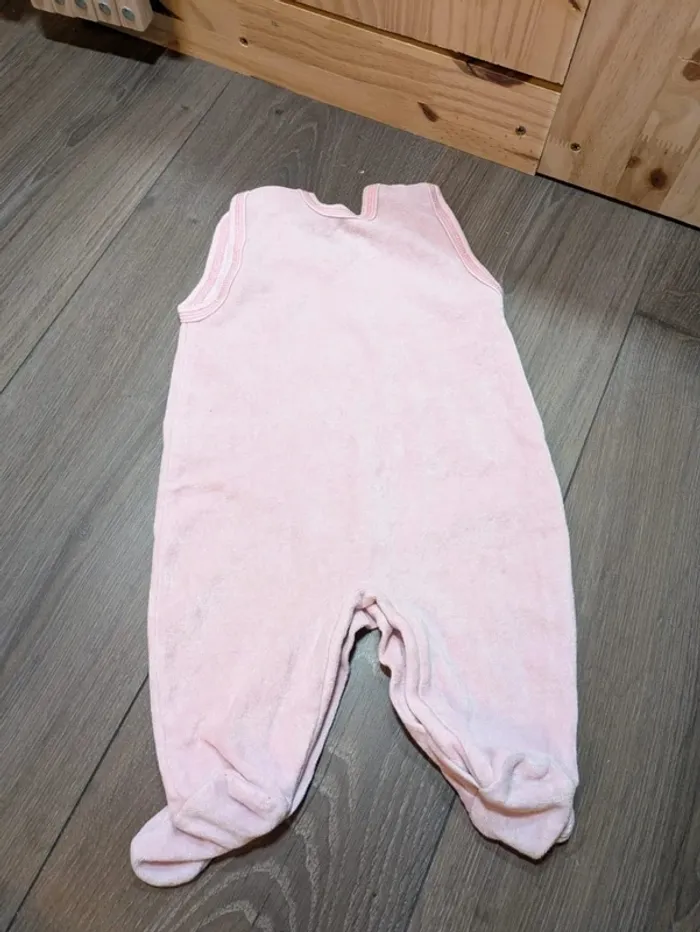 Pyjama velours rose sans manches 3 mois très bon état - photo numéro 2