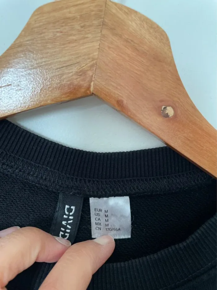 Pull noir h&m évasé effet jupette en très bon état - photo numéro 4