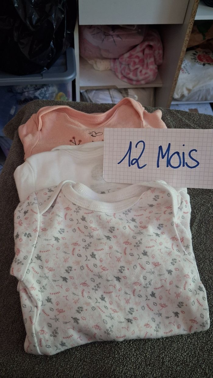 Lot bodys 12 mois