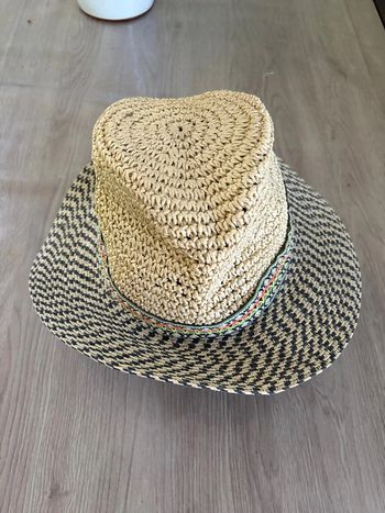 Chapeau neuf avec étiquette