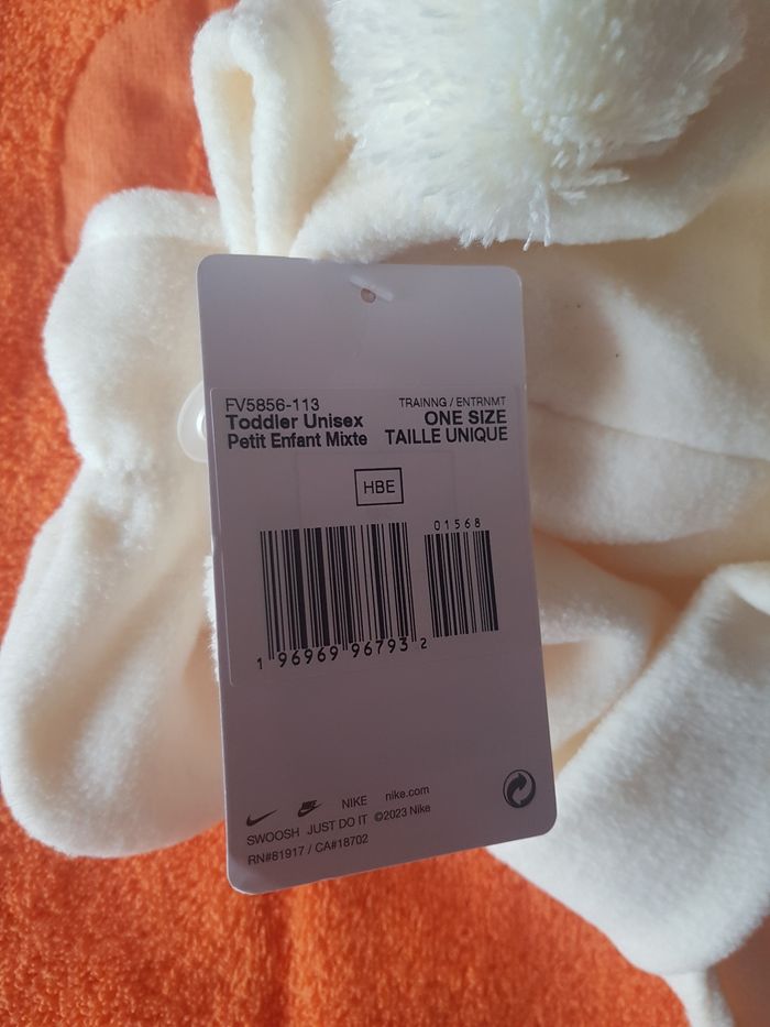 Magnifique endroit bonnet et moufles taille unique nike authentique neuf avec étiquette 🏷 - photo numéro 8