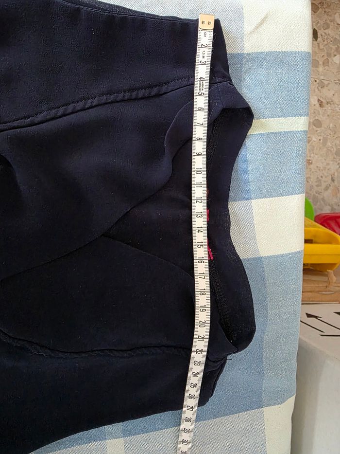 Débardeur,marine, fluide, en polyester, en très très bon état, doublure plus longue, dos lacet,largeur d'épaule 27cm, largeur sous bras 44cm, longueur 66cm, marque DPM =5€ - photo numéro 6