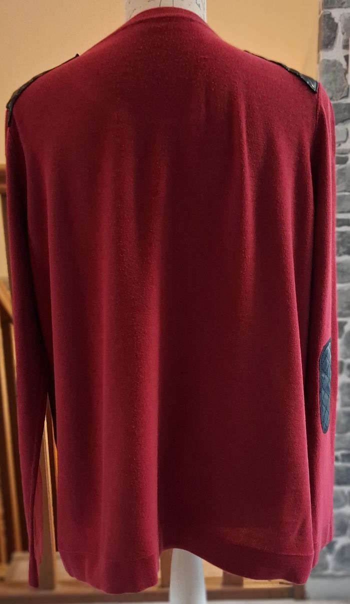 Pull rouge avec coudières et épaulettes - photo numéro 5