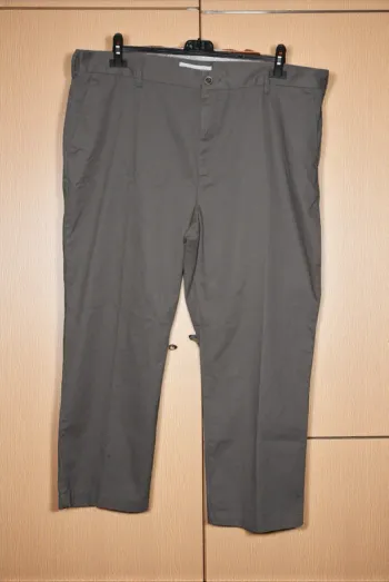 Amazon Essentials Pantalon Chino Infroissable sans Pinces 42W/28L coupe Classique Homme